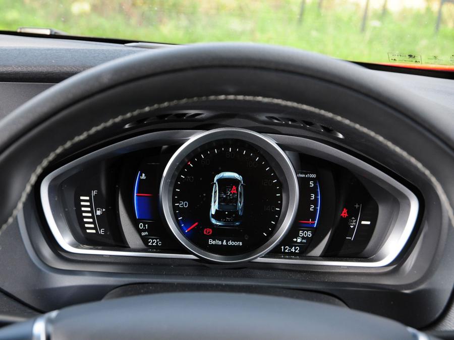  Volvo V40 D4 R-Design 2012 года  (UK) (фото 6 из 7)